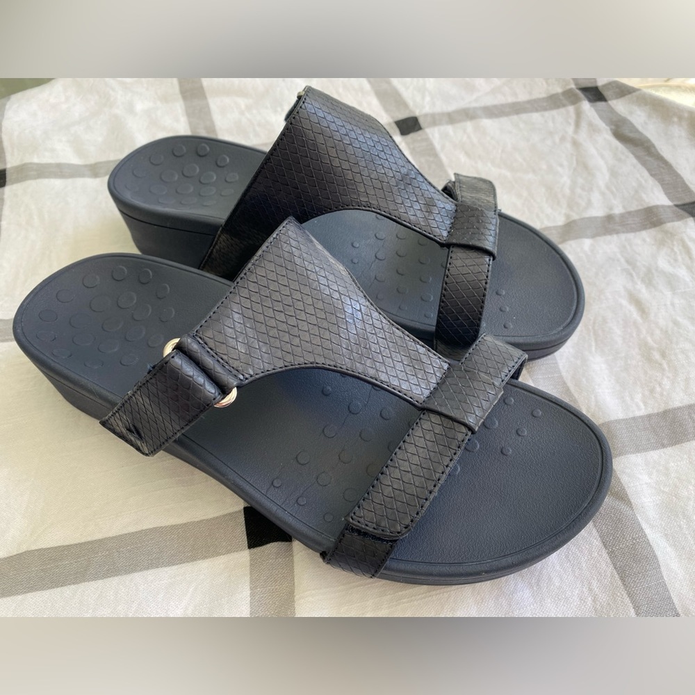Vionic Pacific Ellie Slip-On Sandals in Navy, 10M